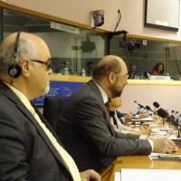 ο πρόεδρος του Ευρωπαϊκού Κοινοβουλίου Martin Schulz και ο πρόεδρος της ΕΣΑμεΑ και του EDF (European Disability Forum) Ιωάννης Βαρδακαστάνης κατά τη διάρκεια της συνεδρίασης