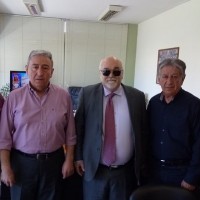 Ο Ι. Βαρδακαστάνης με τον Παναγιώτη Τσαραμπουλίδη με τους συνεργάτες του