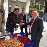 Ο Ι. Βαρδακαστάνης με πωλητή της λαϊκής αγοράς και τον Π. Κουκουλόπουλο