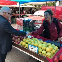 Ο Ι. Βαρδακαστάνης με πωλήτρια της λαϊκής αγοράς