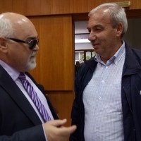 Ο ι. Βαρδακαστάνης συνομιλεί με συμμετέχοντα στην εκδήλωση στην Πτολεμαΐδα