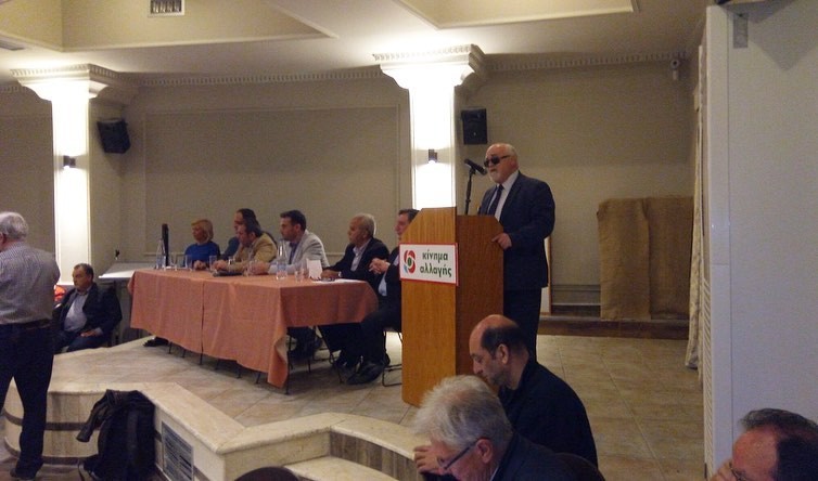 Ο Ι. Βαρδακαστάνης κατά τη διάρκεια της ομιλίας του στα Τρίκαλα