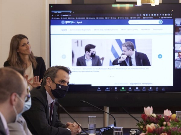 Στιγμιότυπο από τη συνάντηση - Ο πρωθυπουργός Κ. Μητσοτάκης