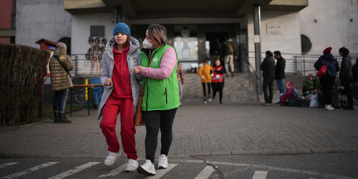 Ουκρανοί πρόσφυγες με αναπηρία βοηθιούνται από τους φροντιστές τους στην ουγγρική συνοριακή πόλη Zahony